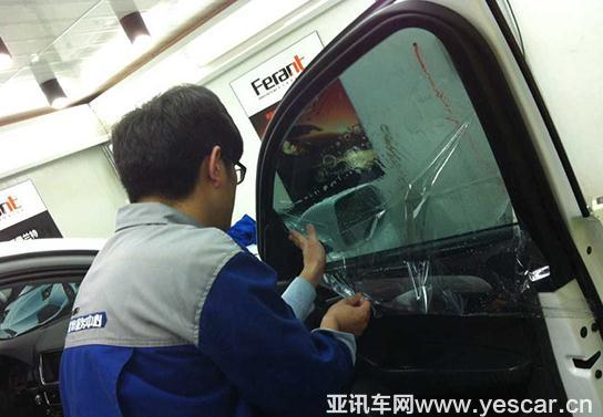     汽車貼膜終結(jié)者？解讀智能玻璃控制技術(shù)

