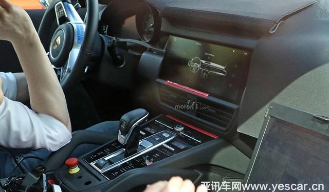 曝保時(shí)捷全新卡宴內(nèi)飾諜照 提升科技感