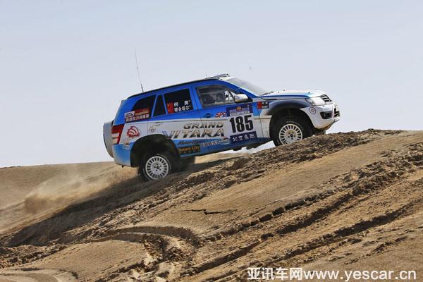 何勇學(xué)芭蕾沙漠練倒立 賽車(chē)被追尾不知道找誰(shuí)