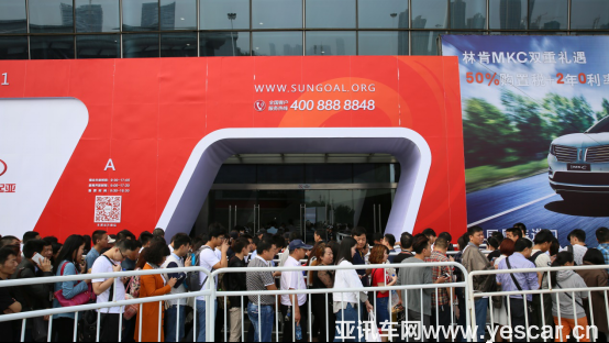 301448438849397d6c1873.png 華中車展周日人流井噴 神秘嘉賓全款買走天價(jià)賓利104.png