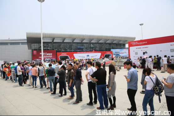 30144853d48c6b6b9c9632.png 華中車展周日人流井噴 神秘嘉賓全款買走天價(jià)賓利106.png