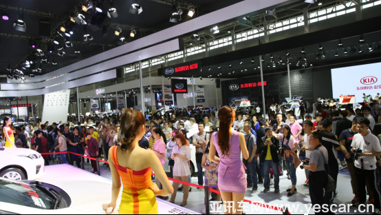 301450413ee720d6e28834.png 華中車展周日人流井噴 神秘嘉賓全款買走天價(jià)賓利539.png