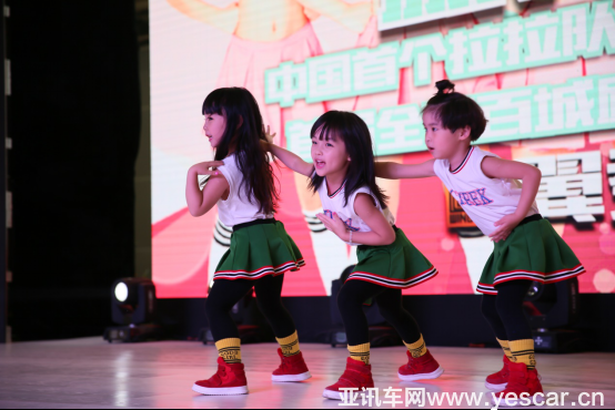 301451295b4362d2f84479.png 華中車展周日人流井噴 神秘嘉賓全款買走天價(jià)賓利945.png