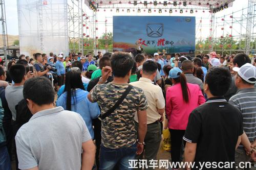 全新馭勝推介活動現(xiàn)場，密集人群圍觀活動。.jpg