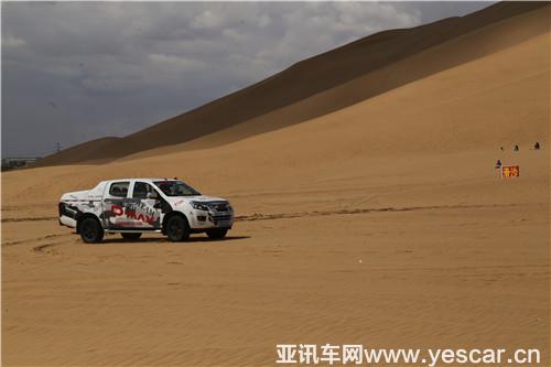 13162236d434285f527476.jpg 江西五十鈴的工作人員帶著意向客戶在沙漠里試乘試駕.JPG