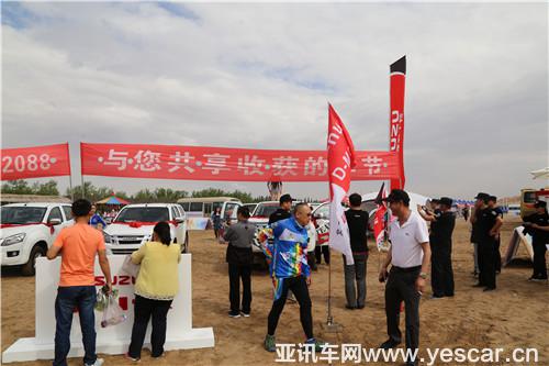 131622517eaa7f76f28086.jpg 消費者在江西五十鈴展位觀賞.JPG