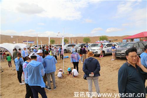 13164937c6352451bd9978.jpg 江鈴馭勝的展位受人關(guān)注.JPG