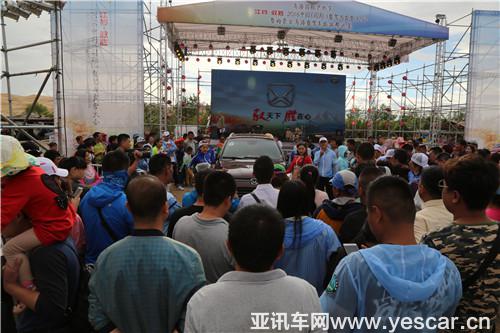 13164955461fe0da0b1119.jpg 張經(jīng)理為大家講解全新馭勝S350.JPG