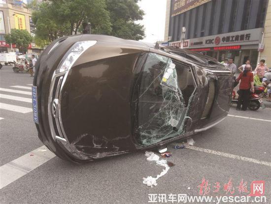 穿人字拖開車不貼腳 女司機(jī)頂翻別人車