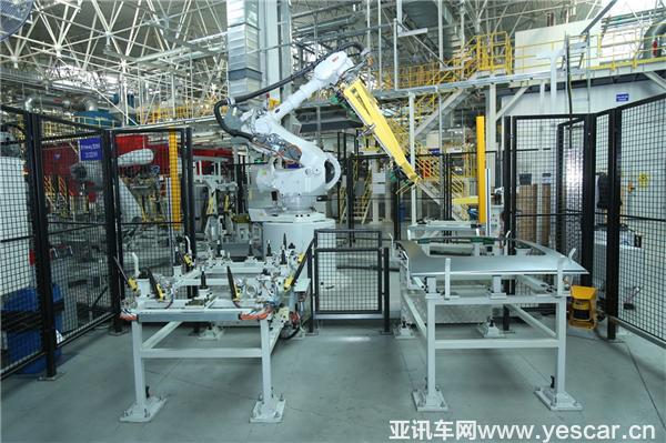 焊裝車間 全部機(jī)器人采用頂級品牌ABB最新型號.JPG 焊裝車間 全部機(jī)器人采用頂級品牌ABB最新型號.JPG