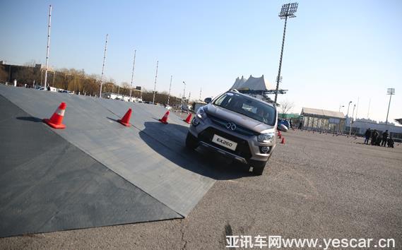  美女配靚車！全方位體驗“唯一可買”純電動SUV EX260