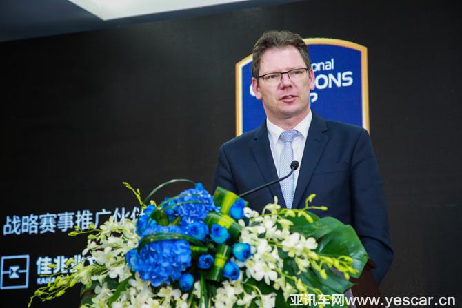 一汽-大眾奧迪銷(xiāo)售事業(yè)部副總經(jīng)理米沙先生表示：“未來(lái)，一汽-大眾奧迪將與更多豪門(mén)球隊(duì)展開(kāi)合作，為中國(guó)足球文化的發(fā)展提供更多頂級(jí)足球資源和便利條件?！?jpg