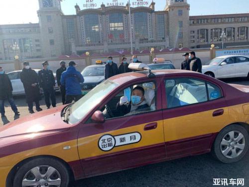 出租車司機(jī)師傅感激和堅(jiān)毅眼神預(yù)示抗擊疫情的戰(zhàn)斗必將勝利!