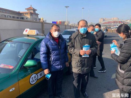 BEIJING?品牌工作人員向北京市的士之星發(fā)放防疫物資
