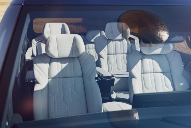 D:\Bluefocus\02 業(yè)務\極氪\EF1E\希拉夫?qū)TL\圖片素材\18.jpg