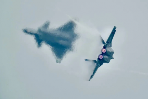 影豹J20混動(dòng)版為珠海航展殲20“威龍展翅”打call