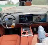 理想回應(yīng)危險駕駛視頻：駕駛員需手扶方向盤