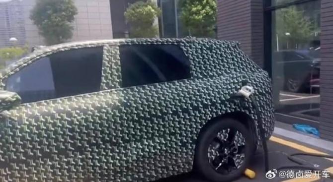 01002239a512fbd9519212.jpg image004.jpg