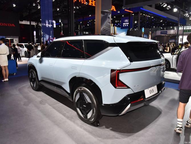 160846327721a4946d7749.jpg image003.jpg