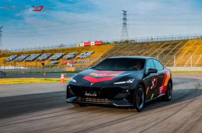 深藍(lán)駕駛學(xué)院巔峰對(duì)決圓滿(mǎn)收官，攜手車(chē)主開(kāi)啟駕趣新體驗(yàn)