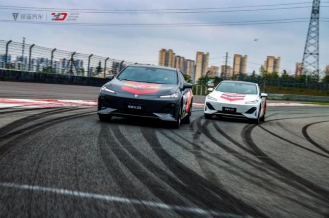 深藍(lán)駕駛學(xué)院巔峰對(duì)決圓滿(mǎn)收官，攜手車(chē)主開(kāi)啟駕趣新體驗(yàn)