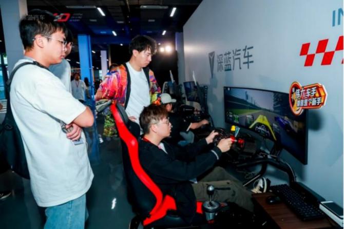 深藍(lán)駕駛學(xué)院巔峰對(duì)決圓滿(mǎn)收官，攜手車(chē)主開(kāi)啟駕趣新體驗(yàn)