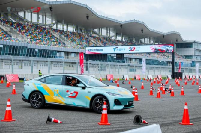 深藍(lán)駕駛學(xué)院巔峰對(duì)決圓滿(mǎn)收官，攜手車(chē)主開(kāi)啟駕趣新體驗(yàn)