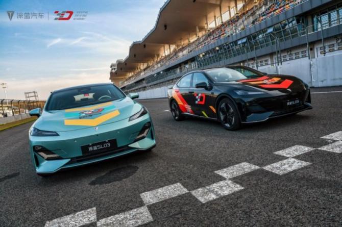 深藍(lán)駕駛學(xué)院巔峰對(duì)決圓滿(mǎn)收官，攜手車(chē)主開(kāi)啟駕趣新體驗(yàn)