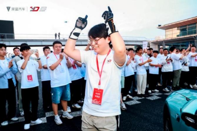 深藍(lán)駕駛學(xué)院巔峰對(duì)決圓滿(mǎn)收官，攜手車(chē)主開(kāi)啟駕趣新體驗(yàn)