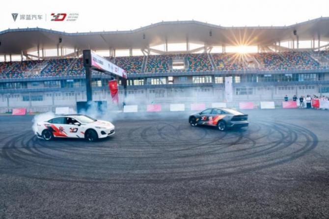 深藍(lán)駕駛學(xué)院巔峰對(duì)決圓滿(mǎn)收官，攜手車(chē)主開(kāi)啟駕趣新體驗(yàn)