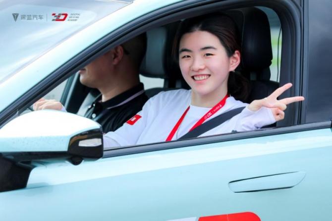 深藍(lán)駕駛學(xué)院巔峰對(duì)決圓滿(mǎn)收官，攜手車(chē)主開(kāi)啟駕趣新體驗(yàn)