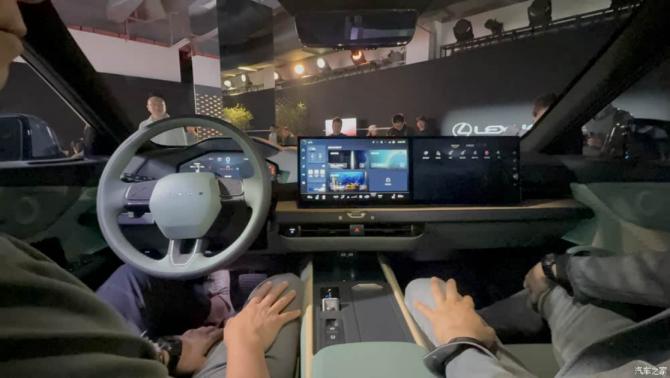 引入兩塊大屏 全新雷克薩斯ES實(shí)車(chē)內(nèi)飾亮相
