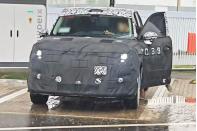 方盒子造型/三排布局 小米“昆侖”增程SUV諜照