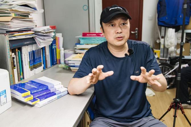 1755325641710136.jpg 何曉波采訪.jpg