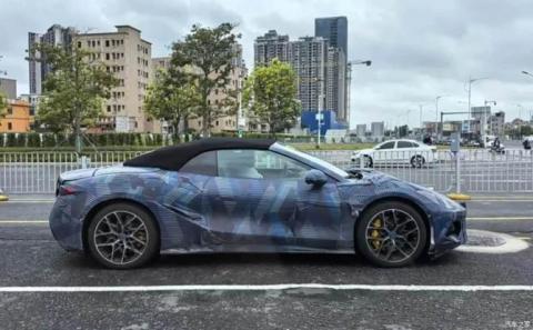 軟頂敞篷機構/采用三門四座 騰勢Z敞篷版諜照曝光