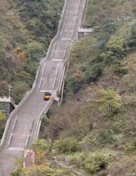 官方致歉檢討 奇瑞風(fēng)云X3L天門山景區(qū)挑戰(zhàn)測(cè)試發(fā)生意外