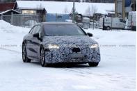 年內(nèi)發(fā)布/采用800V架構(gòu) 新款奔馳EQS諜照曝光